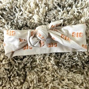 Newborn headband. “Sis”